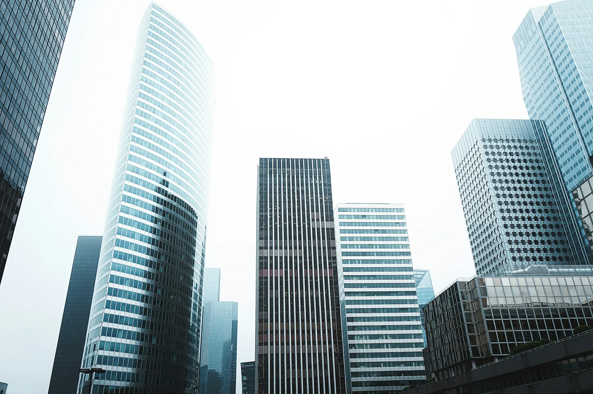 Edificios corporativos vistos desde abajo.